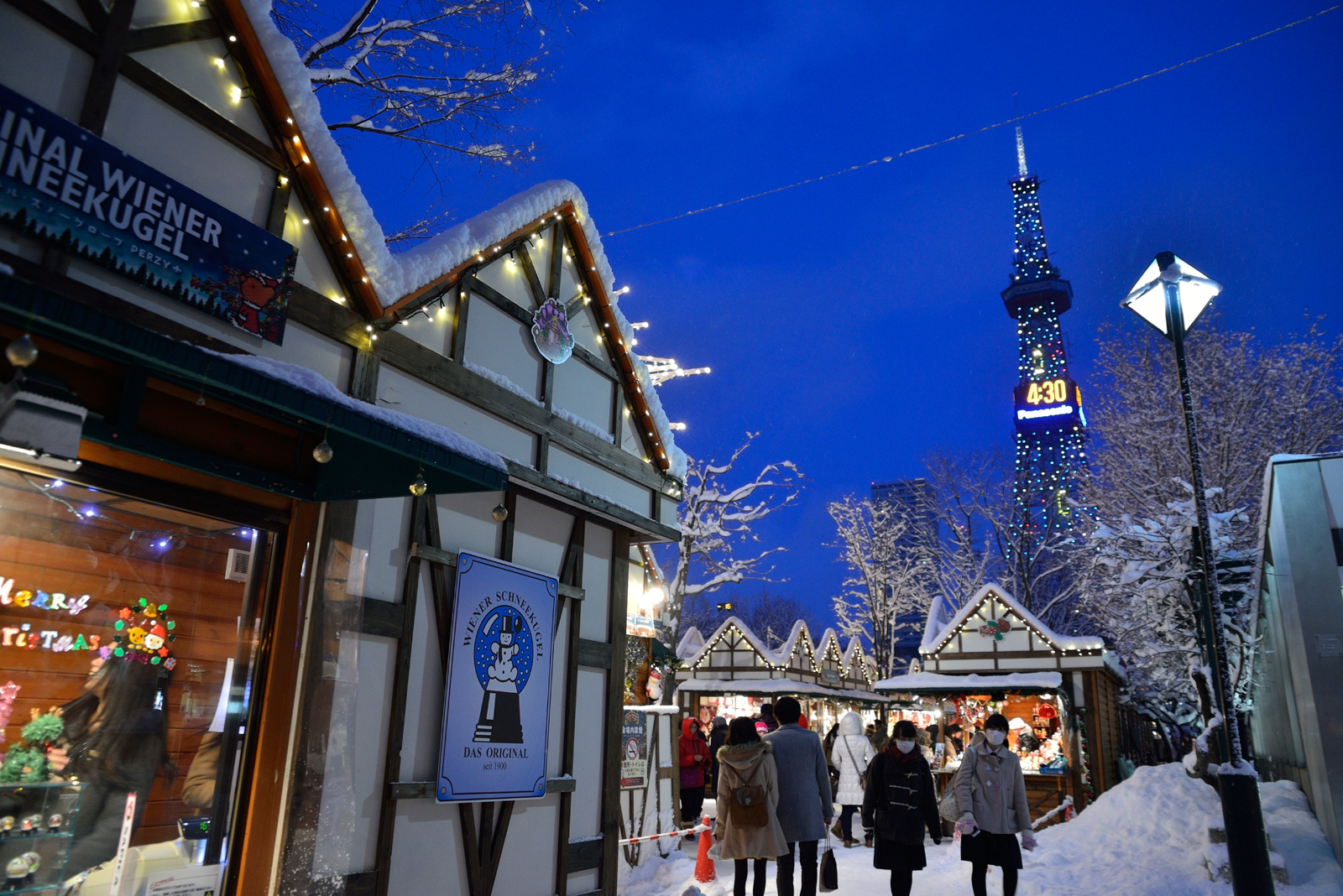 雪景色の大通公園と冬のイベント会場