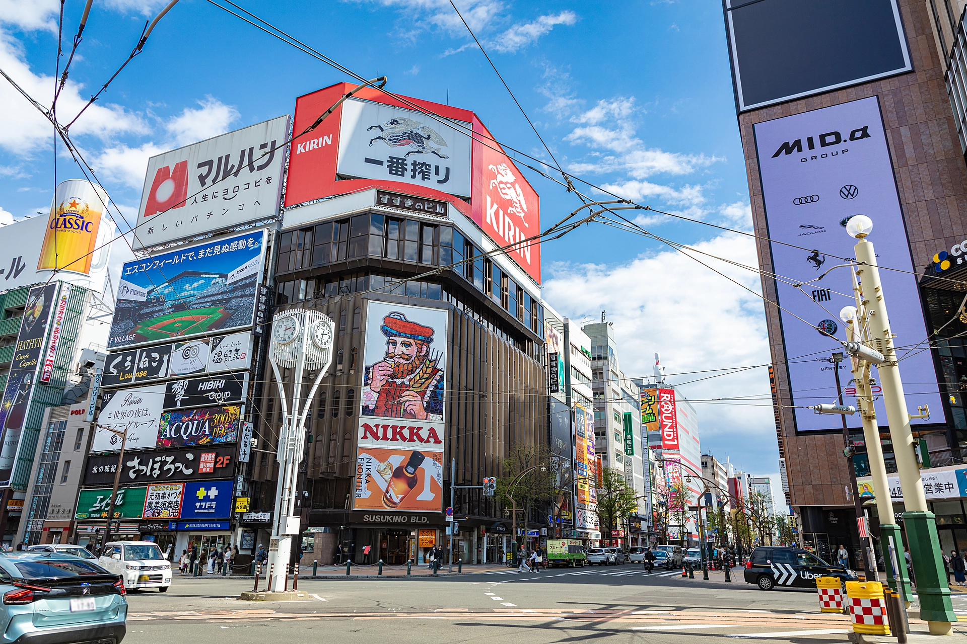 青空の下に広がる札幌・すすきの交差点