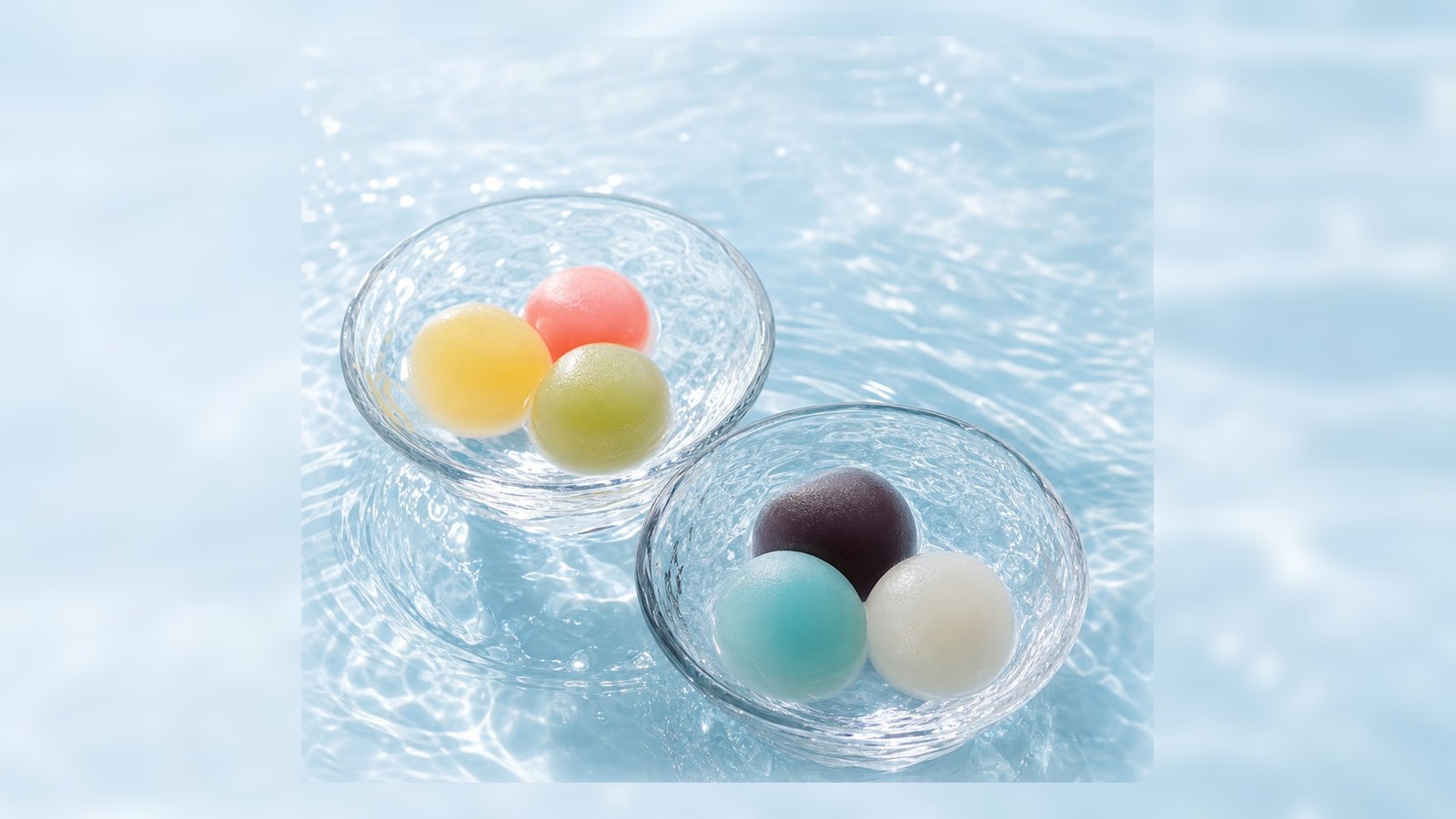 水面に置かれた透明な器に、色とりどりのひやしあんが入っている様子